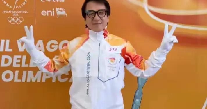 成龙传递米兰冬奥会火炬