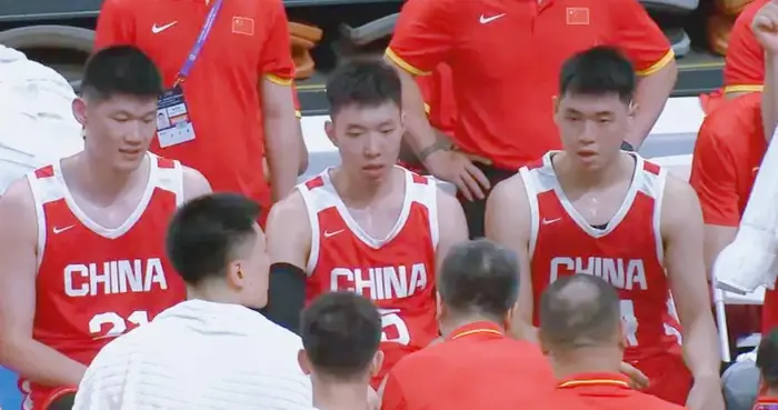 廖三宁持球单打再次引争议，评论区吵翻天，是不是要求太苛刻？