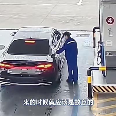 解豸说法.：安徽合肥，一辆无牌奥迪车到加