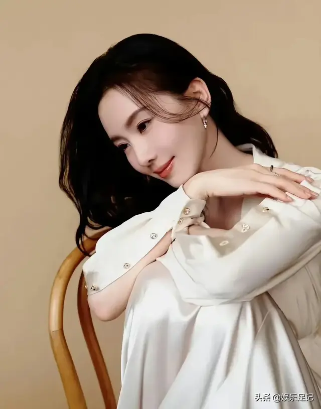 刘诗诗，绿草如茵映美人，白衣飘飘似仙子