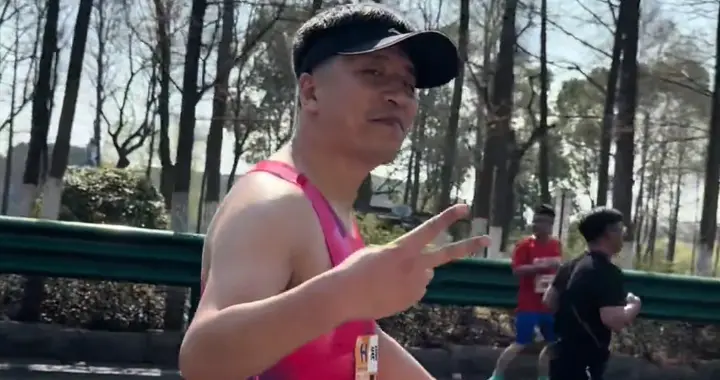 张雪峰送医画面公开，刚被取消马拉松名额，嘴唇发紫网友劝别硬撑