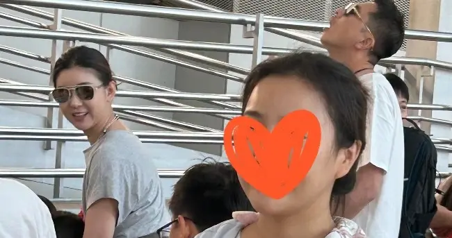 王雷夫妇春节普吉岛度假，李小萌过年吃胖了 俩儿子虎头虎脑会撒娇