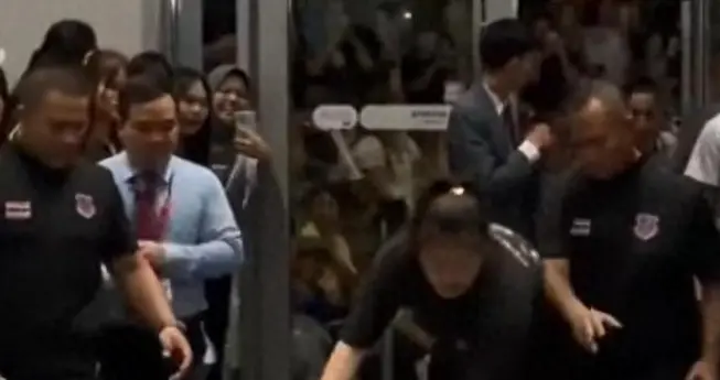 使馆出手！中女粉在泰被当众拖行，泰网友：中国人会像x一样过来