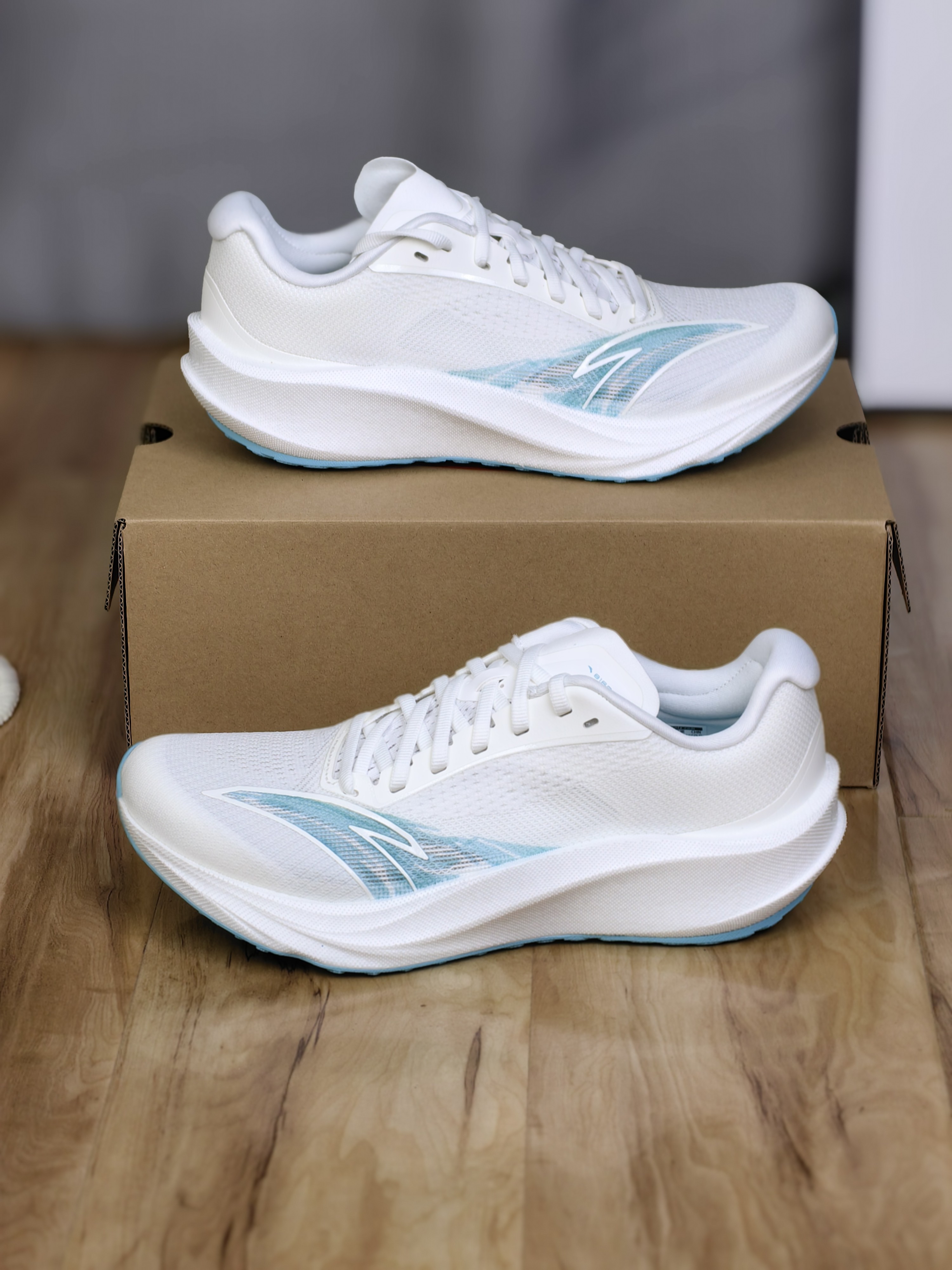 如果日常穿的话，我更建议大家选择纯黑配色