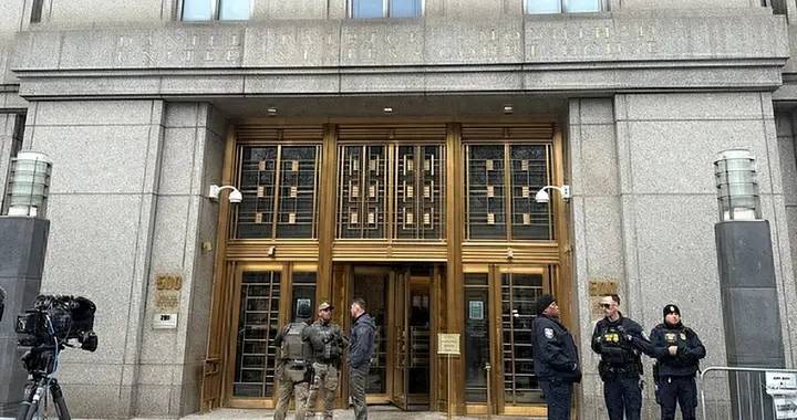 特朗普秀肌肉，委总统马杜罗请了个美国律师，在美法院出庭受审