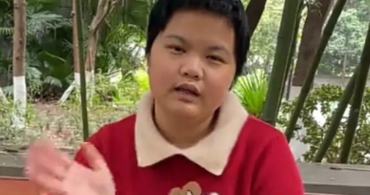 曾被人民日报报道，重庆地铁吐血女孩胡心瑶讲述自己治病历程。