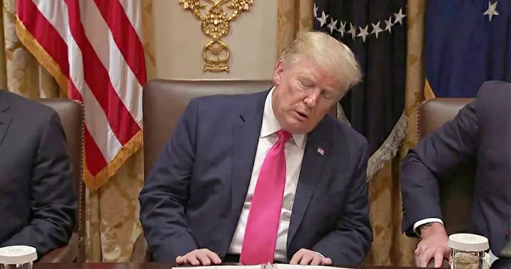 特朗普开会现场“故意装睡”，对几位接班人发起考验？