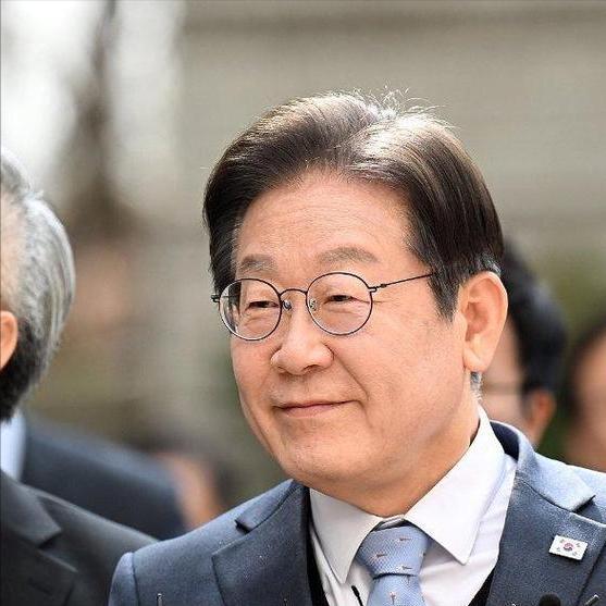特朗普杀招立竿见影？李在明掏不出4000亿美元，立马反转对华态度