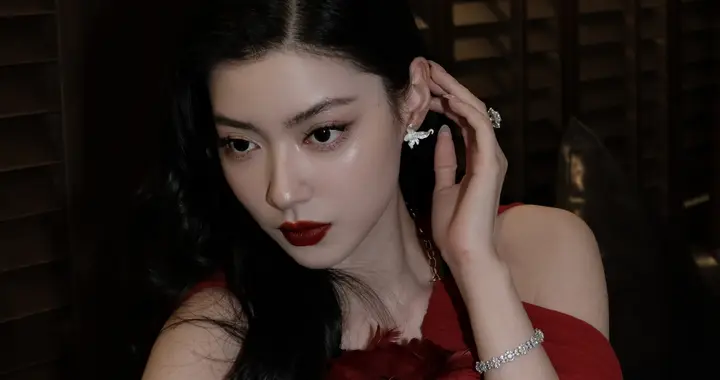 镕馨：红裙里的“冷艳仙”，是破碎与明艳的共生体