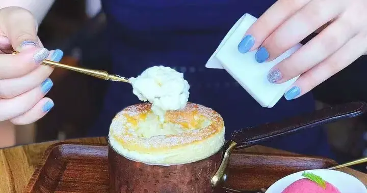 00后大学生毕业摆摊，3个月赚够首付！网友：比上班香太多