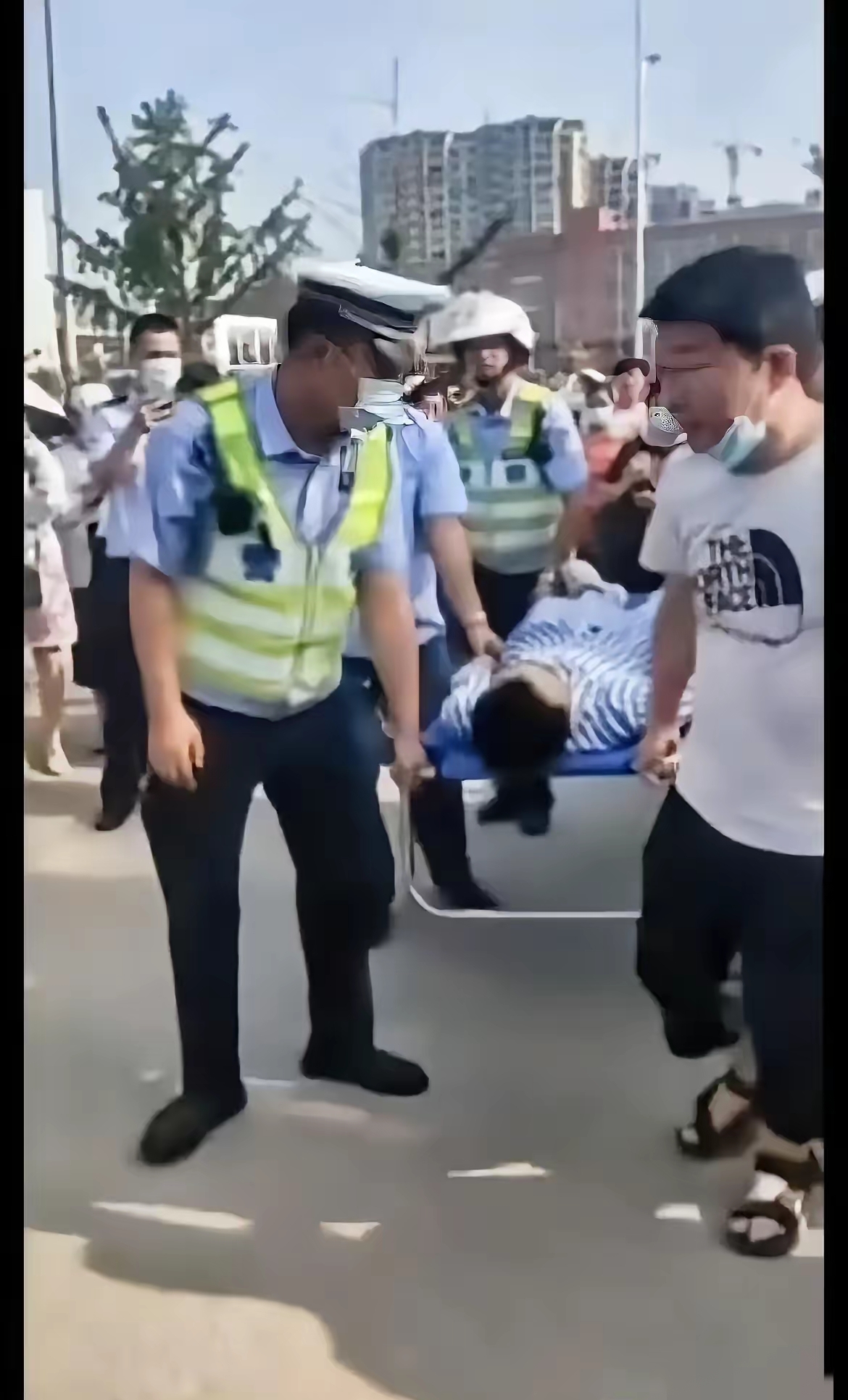 手术完不到10个小时，他被抬进了高考考场。昨天早上，简阳中学考点门口停...