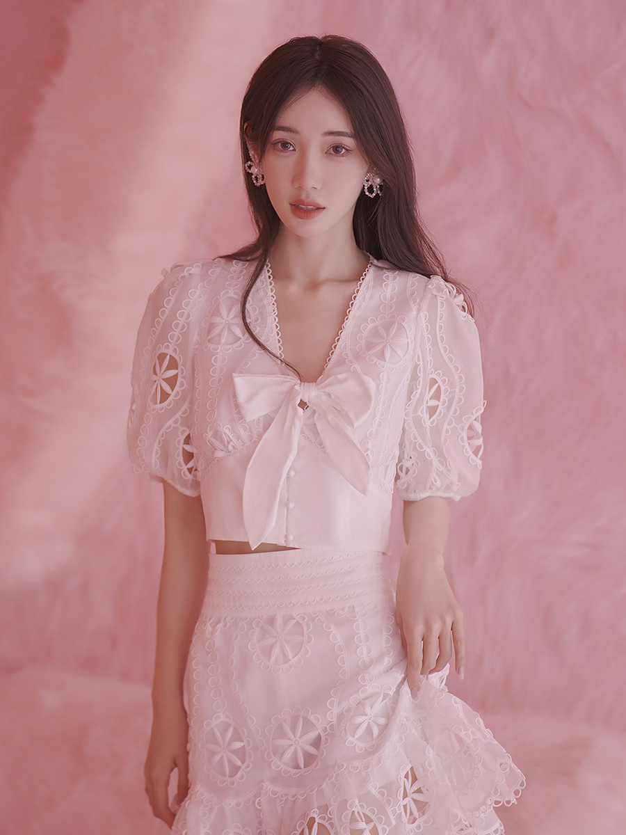 镂空绣花泡泡袖V领短袖白衬衫