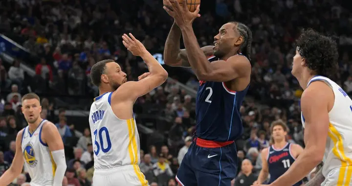 致敬老将！库里35分，追梦锁死小卡+2致胜抢断，霍福德末节4三分