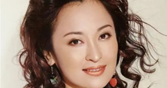 脸面没有钱重要？离开万梓良后她嫁带娃富商，如今成顶级富家太太