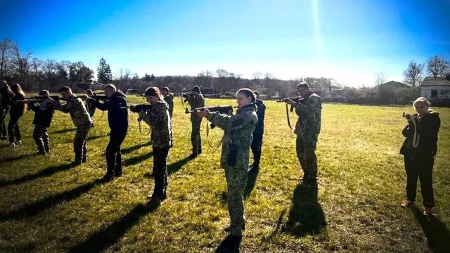 布衣小农人：泽连斯基签署重要法案！ 4月