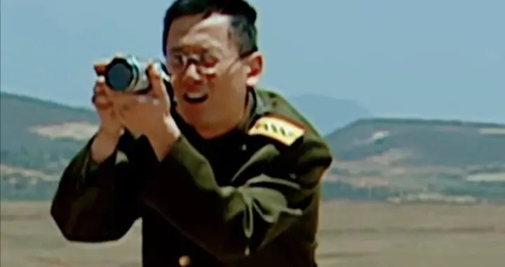 荒漠中的“活雕塑”：张干事为何对着哨位的许三多连喊“作品”？