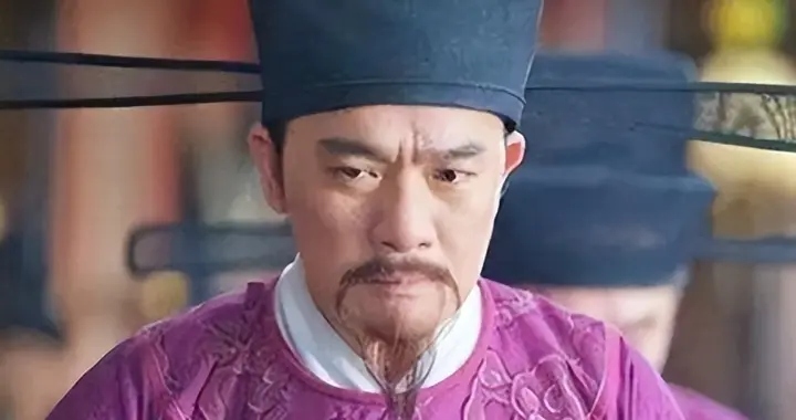 皇上偷偷在宰相衣服烧了个洞，一年后发现洞还在，下令：打开国库