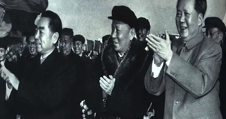 52年中央开会，一人当着毛主席面喊“周恩来万岁”，总理巧妙化解