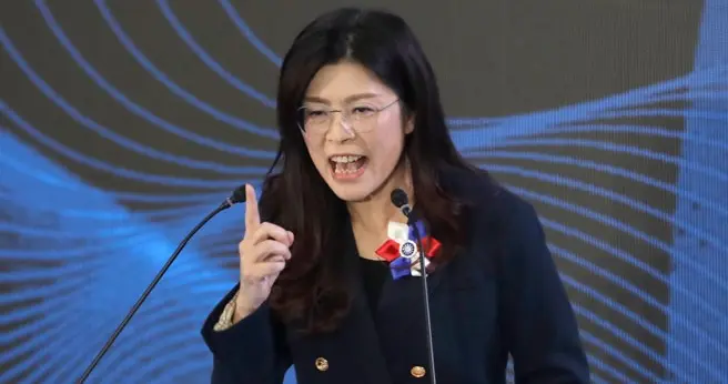 郑丽文必须清除国民党的“断不了离不去”的沉疴，才能涅槃重生。