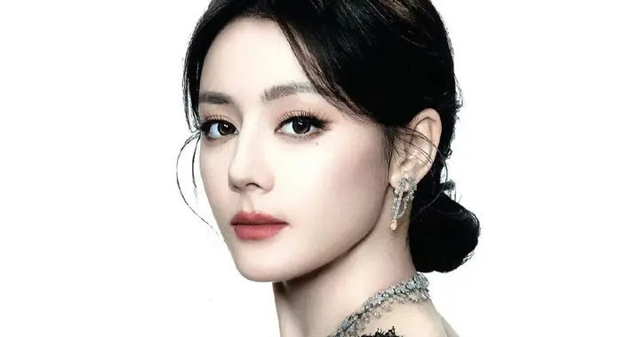 迪丽热巴黑天鹅晚宴杀疯了！美到网友集体喊“救命”