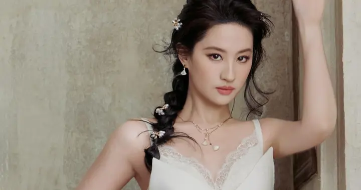 刘亦菲，全新代言穿搭，柔美的茜茜公主。