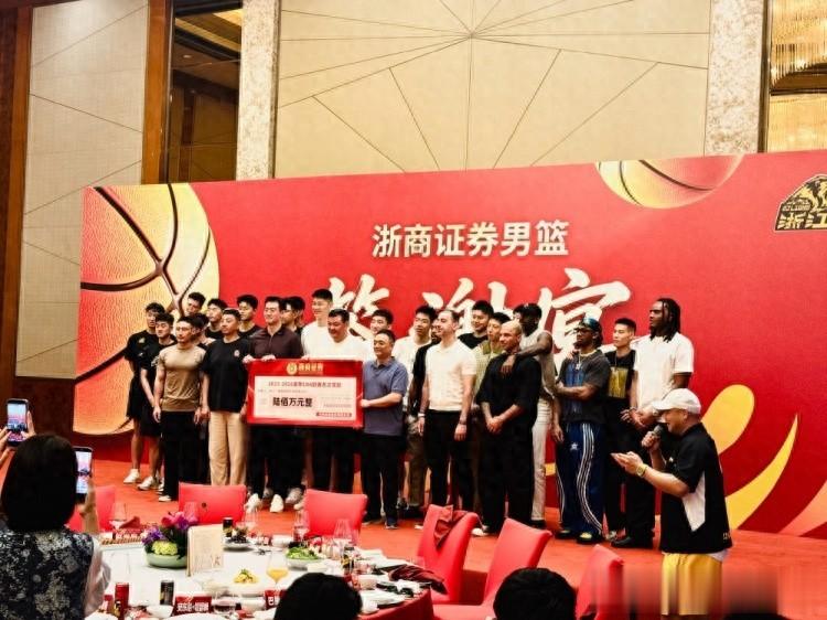 庆功宴？广厦丢冠仍获重奖600万，孙铭徽拿60万？亚军也该庆祝！