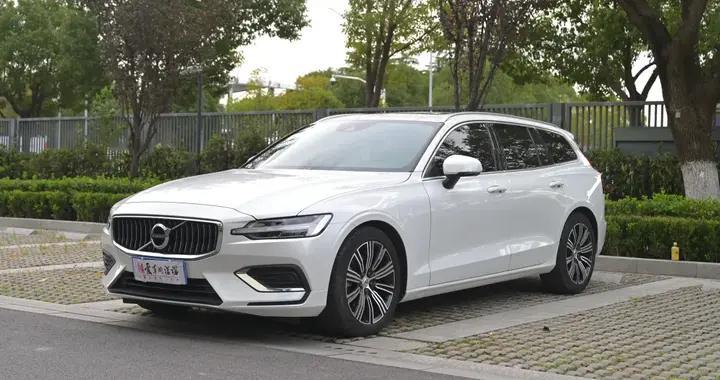 给大家介绍一台准新事故车——沃尔沃V60