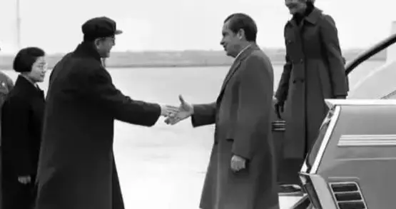 1976年尼克松来华，想给周总理扫个墓，秘书的一句话却让他哭了！