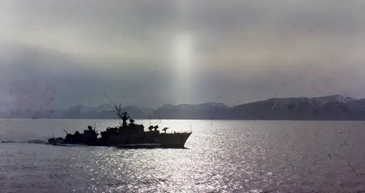 美国巡洋舰侵入苏联领海，苏联边防巡逻舰受命驱逐，谁执牛耳？