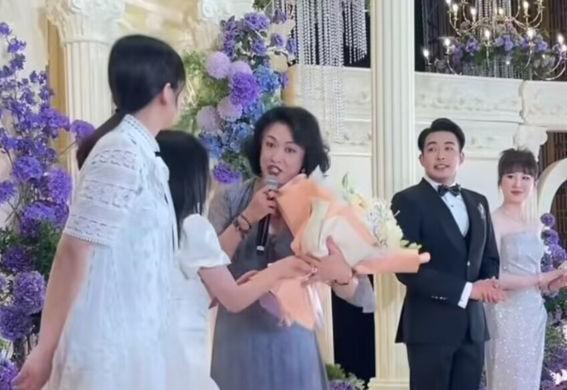 55岁金星参加婚礼，走路雷厉风行气场强，皮肤松弛显老态