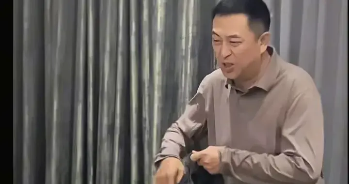 张嘉译深圳聚餐迟到，林威一脸不悦引热议，翁虹现身风韵不减当年