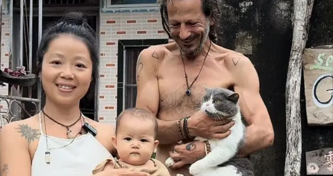 福建女子嫁外国流浪汉，婚后不工作不用手纸，靠捐赠养娃惹争议？