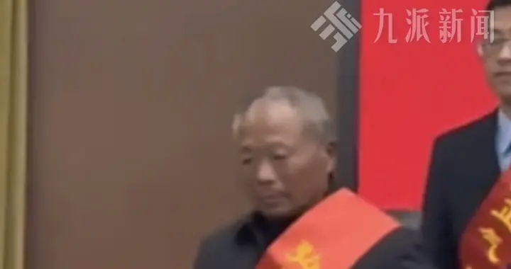 泪崩！34岁戍边军人救人牺牲，72岁父亲哽咽替子领奖