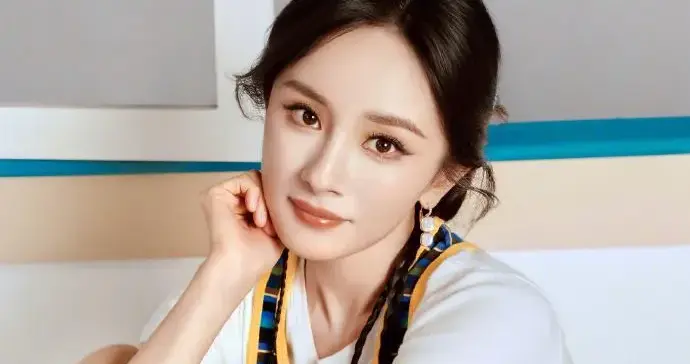 杨幂不愧是穿搭高手！白色短T+条纹背心+阔腿裤，时髦又减龄！