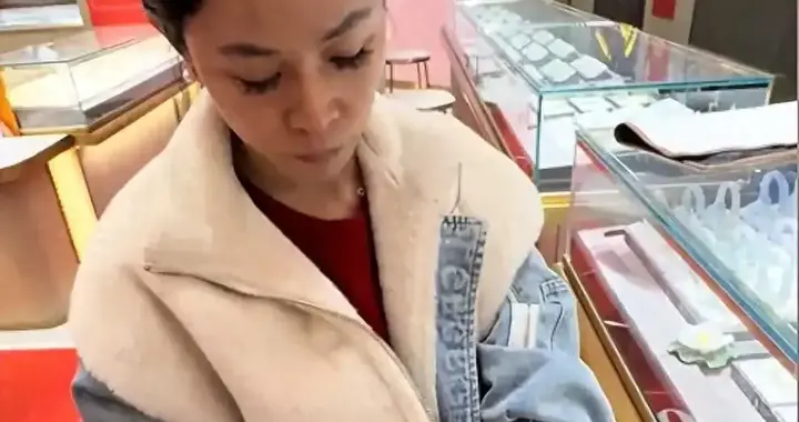 李鑫同事曝他在养家真实情况，没有豪宅 出行骑电动车，岗位很辛苦