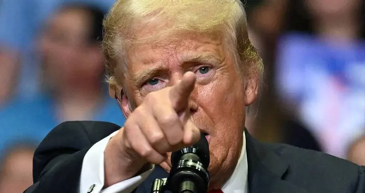 72分钟得罪多国，特朗普演讲火力全开，骂欧洲加拿大，嘲讽马克龙