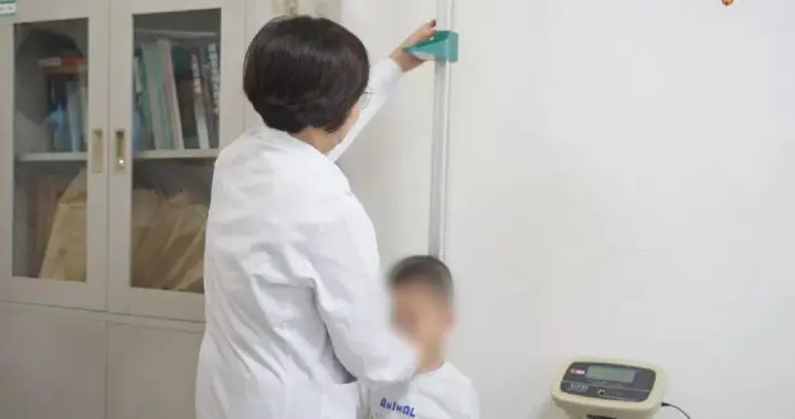 “男孩1米75以后咋见人，必须治到1米8”，妈妈带儿子就诊开口第一句就...