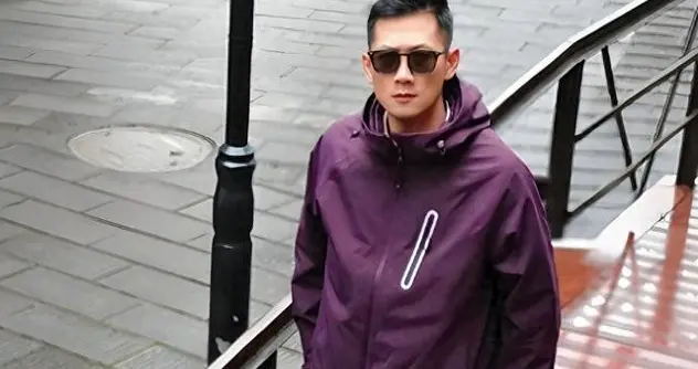 冲锋衣+运动鞋，才是中年男人秋冬加分打扮，既暖又帅，谁穿谁帅