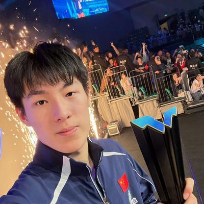 第一排苹果：男单冠军温瑞博🇨🇳自拍照