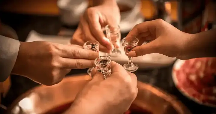 高血压一滴酒不能沾？医生：若忍不住喝酒，可逃不开这3个危害