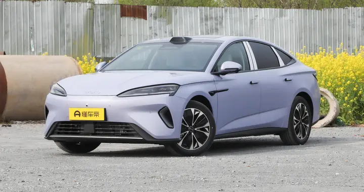 售16.99万起，二代刀片电池+闪充，续航705km的海豹07EV家用如何