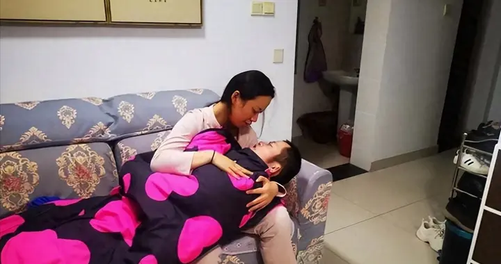 27岁女孩每晚抱着23岁亲弟睡，拒交男朋友：我就和弟弟过一辈子