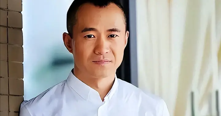 怒斥央视领导，醉酒后打人，娶上海主持为妻，现定居上海生活低调