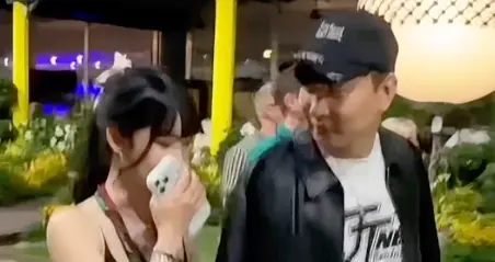 1天2位歌手女友曝光，两位嫂子身份被扒，一个比一个骂的惨