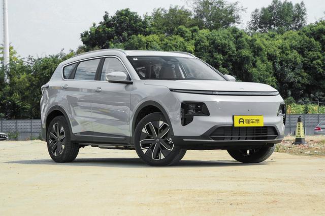 奇瑞精心打造的一款SUV，车长4米7多，带7座，油耗低，适合家用