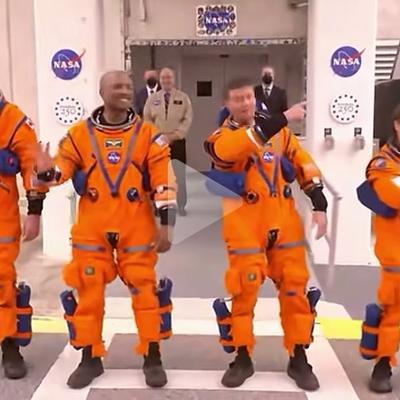 乖巧海洋k：同样的一套密封的一体的宇航服