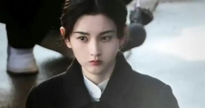 宋祖儿新剧挑战地下党角色，黑大衣造型解锁民国谍战飒爽气场