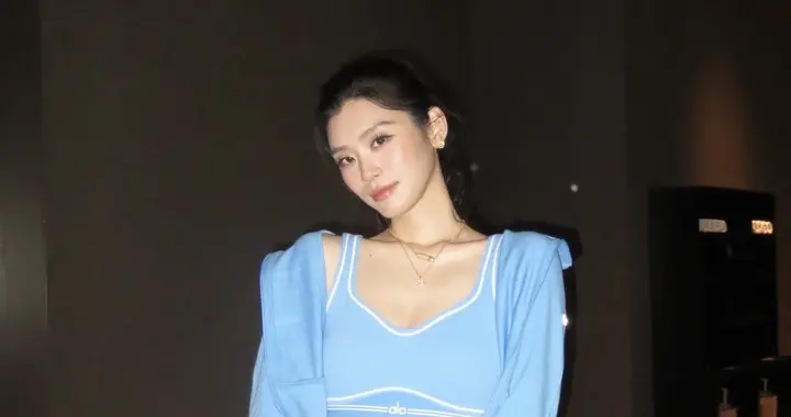 奚梦瑶穿蓝色运动装健身，大秀好身材！