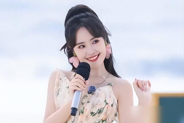 从2000万粉顶流到全网群嘲，房琪的“才女”人设咋就塌了？