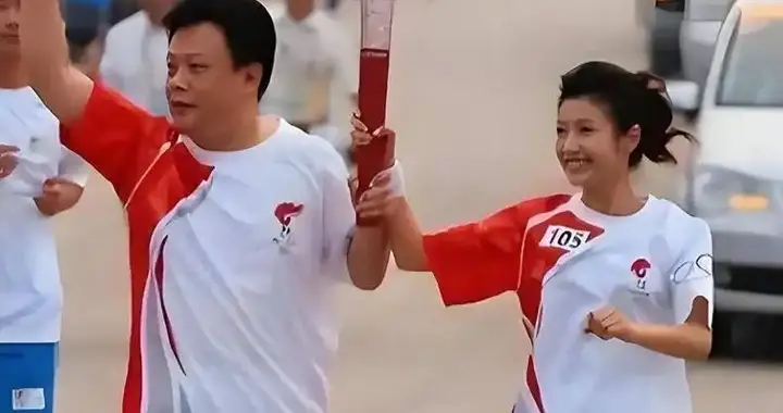 原来他俩已离婚，如今一个终生未再娶，一个嫁同行不再丁克生儿子